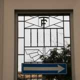 Il fabbricato continua a mantenere un fascino retr�, grazie all�orologio che fa capolino sulla sua cima e le finestre al pianoterra che tra giochi geometrici sono marchiate con le  �F� e �T�